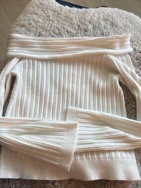 White off the shoulder sweater balloon sleeves